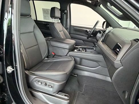 Used 2025 Chevrolet Suburban Premier AWD/4WD image 16