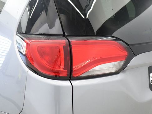 Used 2017 Chrysler Pacifica Limited FWD image 12
