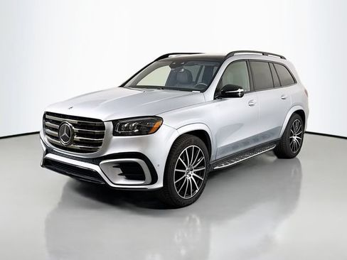 Used 2025 Mercedes-Benz GLS 580 4MATIC image 3