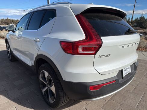 Used 2025 Volvo XC40 B5 Plus image 4