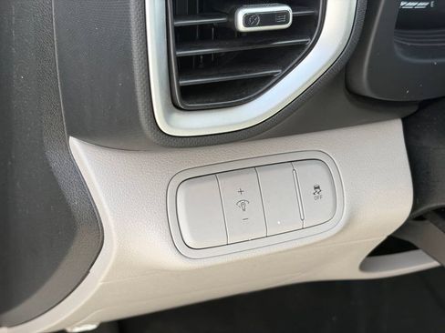 Used 2025 Hyundai Venue SEL FWD image 8