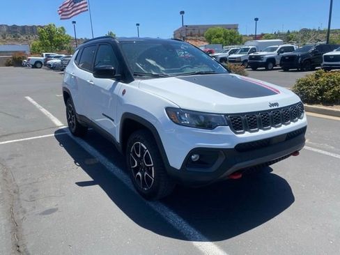 Used 2025 Jeep Compass Trailhawk AWD/4WD image 1