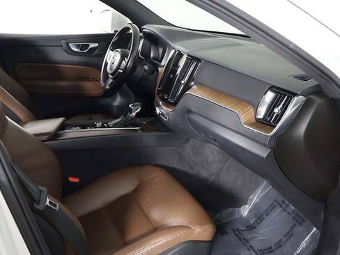 Used 2021 Volvo XC60 T5 Momentum w/ Premium Package image 24