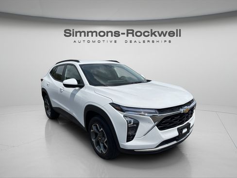Used 2025 Chevrolet Trax LT w/ LT Convenience Package FWD image 7