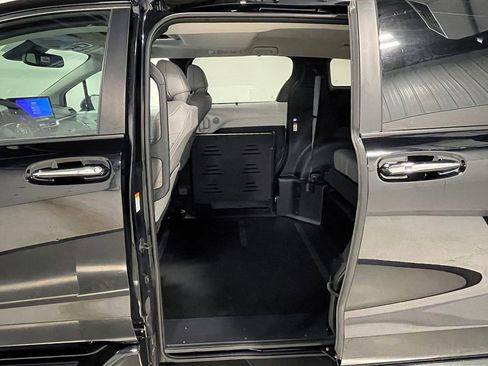 Used 2025 Toyota Sienna XLE FWD image 21