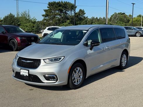 Used 2024 Chrysler Pacifica Touring-L FWD image 31