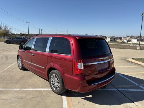Used 2014 Chrysler Town & Country Touring-L w/ Driver Convenience Group image 3