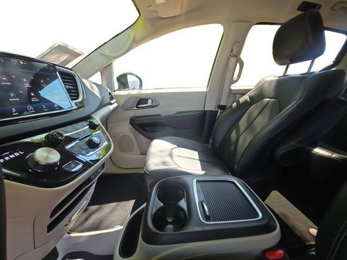 Used 2024 Chrysler Pacifica Touring-L FWD image 10