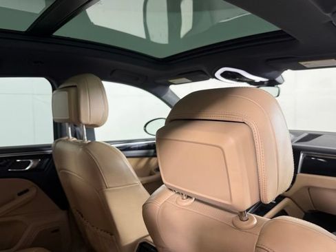 Used 2024 Porsche Macan AWD/4WD image 35