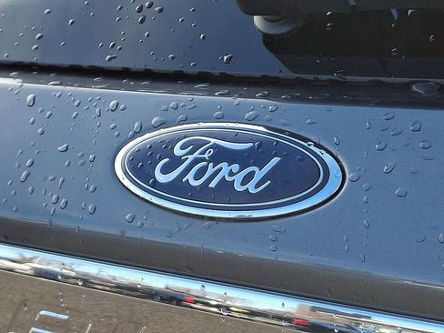 Used 2022 Ford Explorer XLT image 30