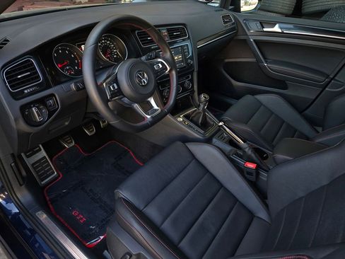 Used 2017 Volkswagen GTI SE FWD image 10