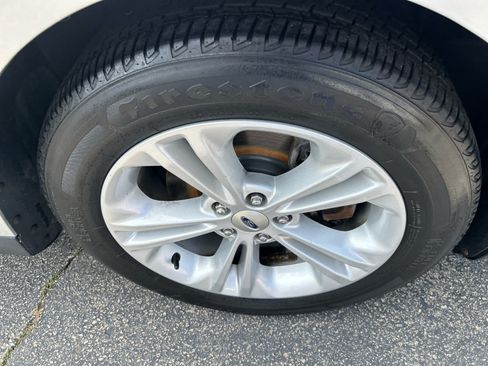 Used 2016 Ford Taurus SE FWD image 9