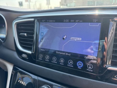 Used 2017 Chrysler Pacifica Touring-L Plus image 29