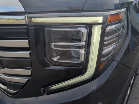 Used 2022 GMC Sierra 1500 SLT w/ SLT Convenience Package AWD/4WD image 9