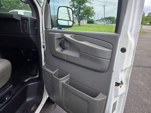 Used 2015 Chevrolet Express 2500 RWD image 15