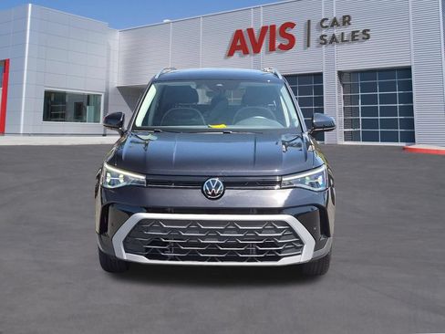 Used 2025 Volkswagen Taos SE AWD/4WD image 2