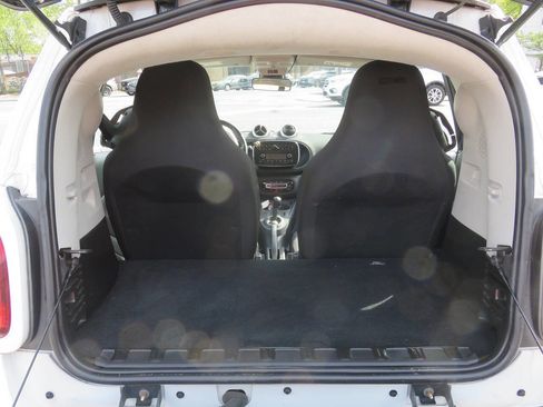 Used 2016 smart fortwo passion RWD image 18