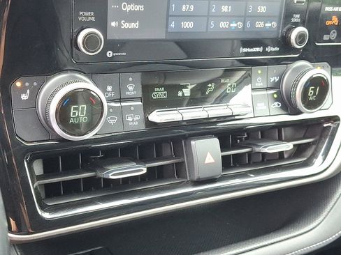 Used 2021 Toyota Highlander XLE AWD/4WD image 17