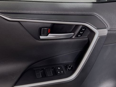 Used 2019 Toyota RAV4 Limited image 17