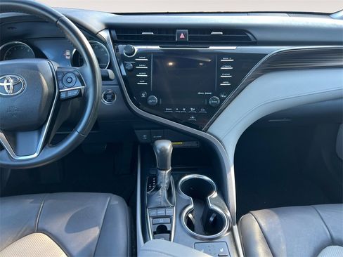 Used 2019 Toyota Camry XLE image 11