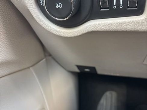 Used 2024 Chrysler Pacifica Touring-L FWD image 19