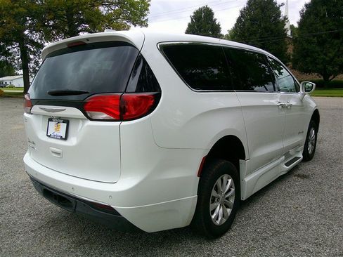 Used 2018 Chrysler Pacifica Touring Plus FWD image 5
