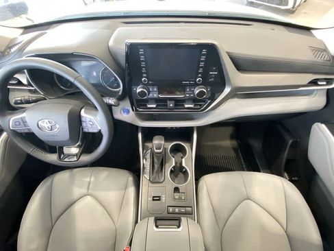 Used 2020 Toyota Highlander XLE AWD/4WD image 23