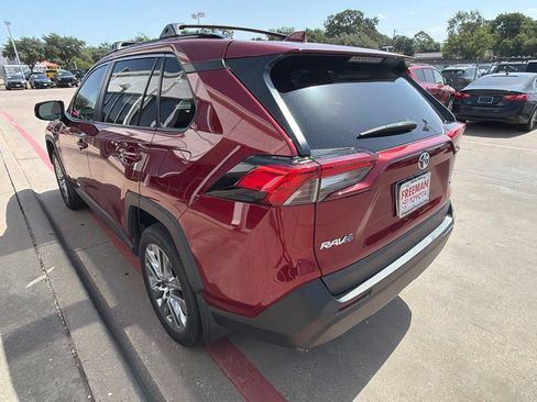 Used 2022 Toyota RAV4 XLE Premium FWD image 9