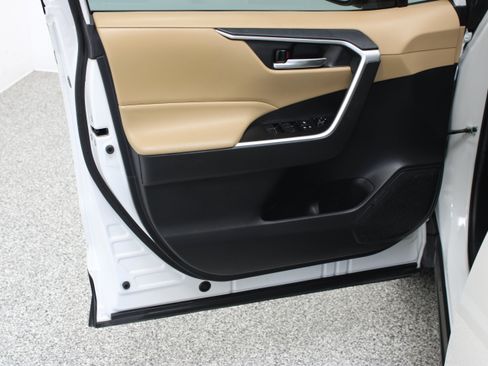Used 2021 Toyota RAV4 XLE Premium FWD image 12