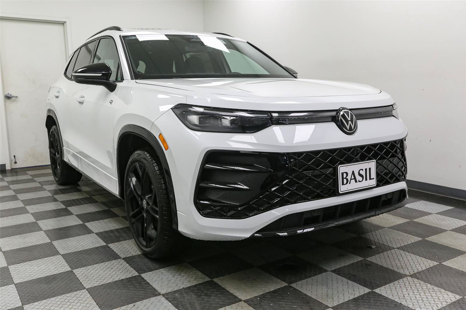 New 2026 Volkswagen Tiguan SE R-Line AWD/4WD image 2
