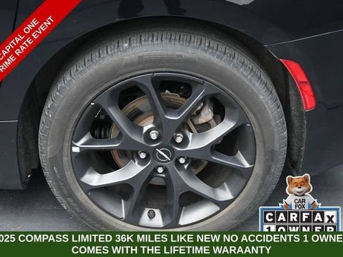 Used 2025 Chrysler Pacifica Limited FWD image 40