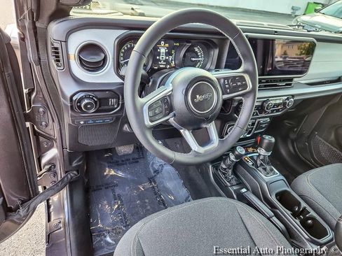 Used 2025 Jeep Wrangler Unlimited Sahara w/ Safety Group AWD/4WD image 10