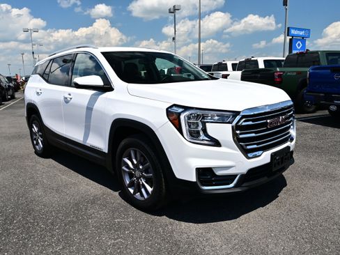 Used 2024 GMC Terrain SLT AWD/4WD image 2