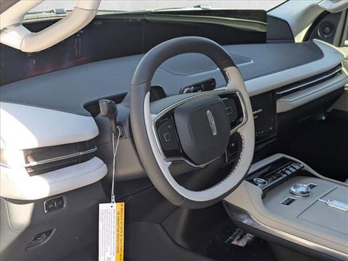 New 2025 Lincoln Navigator Reserve image 3