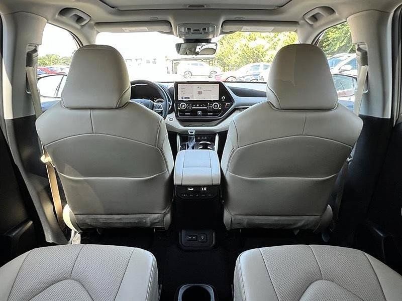 Used 2025 Toyota Highlander Limited FWD image 34