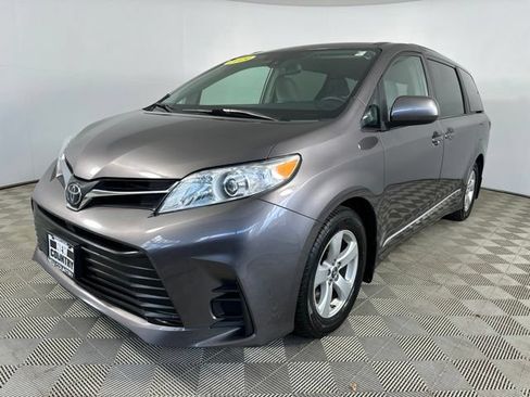 Used 2019 Toyota Sienna LE w/ Protection Package FWD image 3