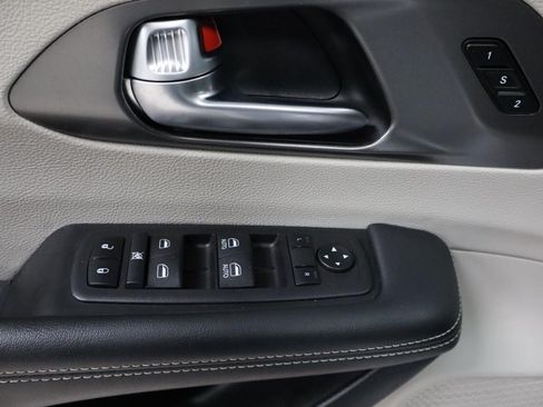 Used 2024 Chrysler Pacifica Touring-L FWD image 18