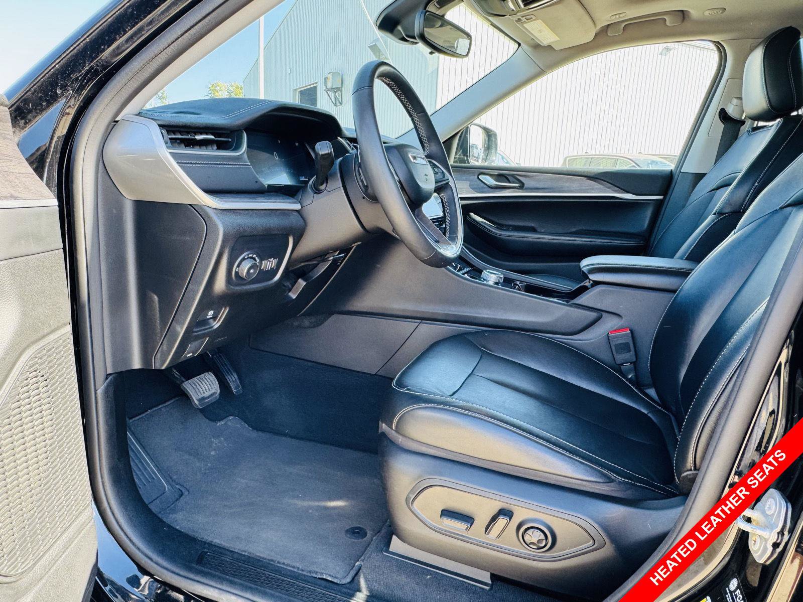 Used 2023 Jeep Grand Cherokee L Limited w/ Black Appearance Package AWD/4WD image 3