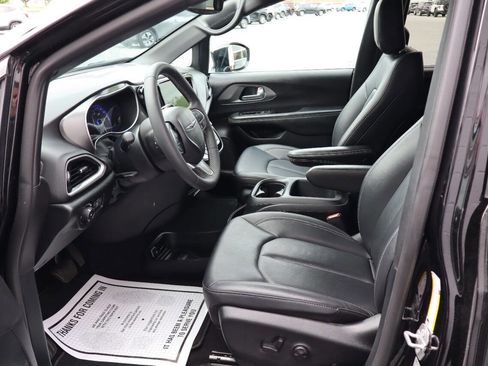 Used 2025 Chrysler Pacifica Select FWD image 6