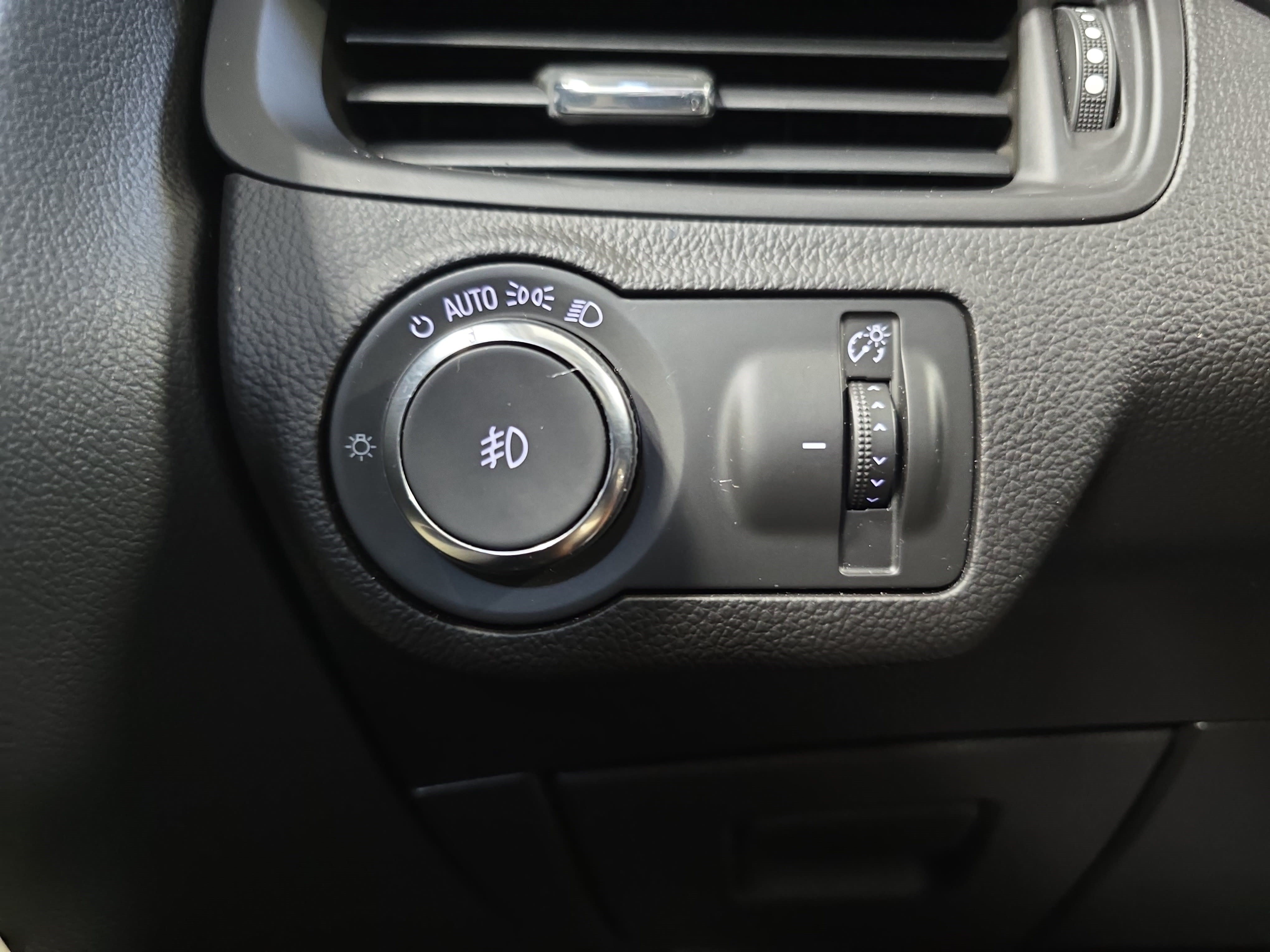 Used 2020 Buick Envision Essence w/ Experience Buick Package FWD image 24