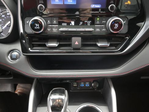 Used 2022 Toyota Highlander XSE image 17