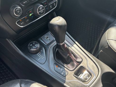 Used 2019 Jeep Cherokee Trailhawk AWD/4WD image 19