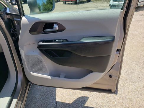 Used 2018 Chrysler Pacifica Touring Plus FWD image 21