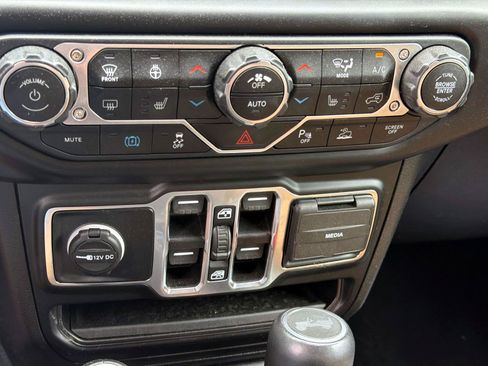 Used 2022 Jeep Wrangler Unlimited Sahara w/ Cold Weather Group AWD/4WD image 19