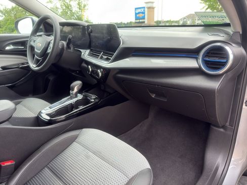 Used 2025 Chevrolet Trax LT FWD image 35