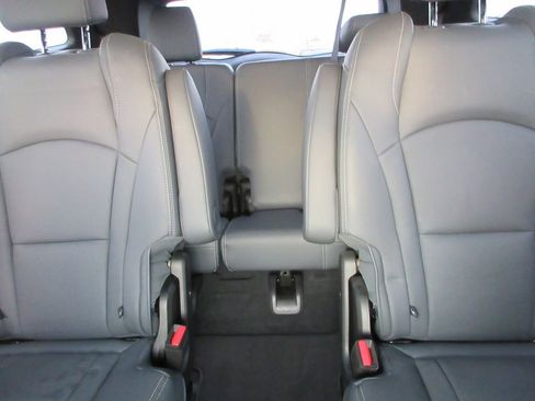 Used 2023 Buick Enclave Essence image 19