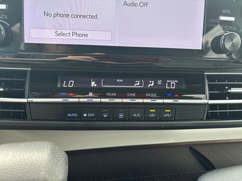 Used 2023 Toyota Sienna LE AWD/4WD image 18