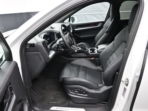 Used 2024 Porsche Cayenne Turbo AWD/4WD image 5