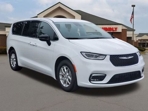 New 2026 Chrysler Pacifica Select FWD image 2