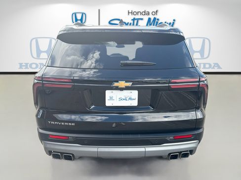 Used 2025 Chevrolet Traverse LT FWD image 6